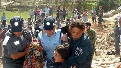 שוטרות מפנות מתנחלת ( צילום : משה מירון ) שוטרות מפנות מתנחלת ( צילום : משה מירון )