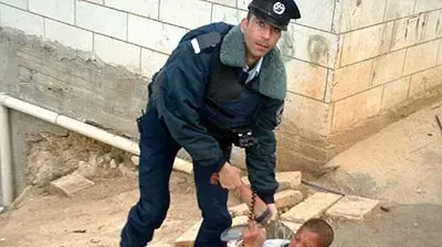 ילד נגד שוטר ( צילום : משה מירון ) ילד נגד שוטר ( צילום : משה מירון )