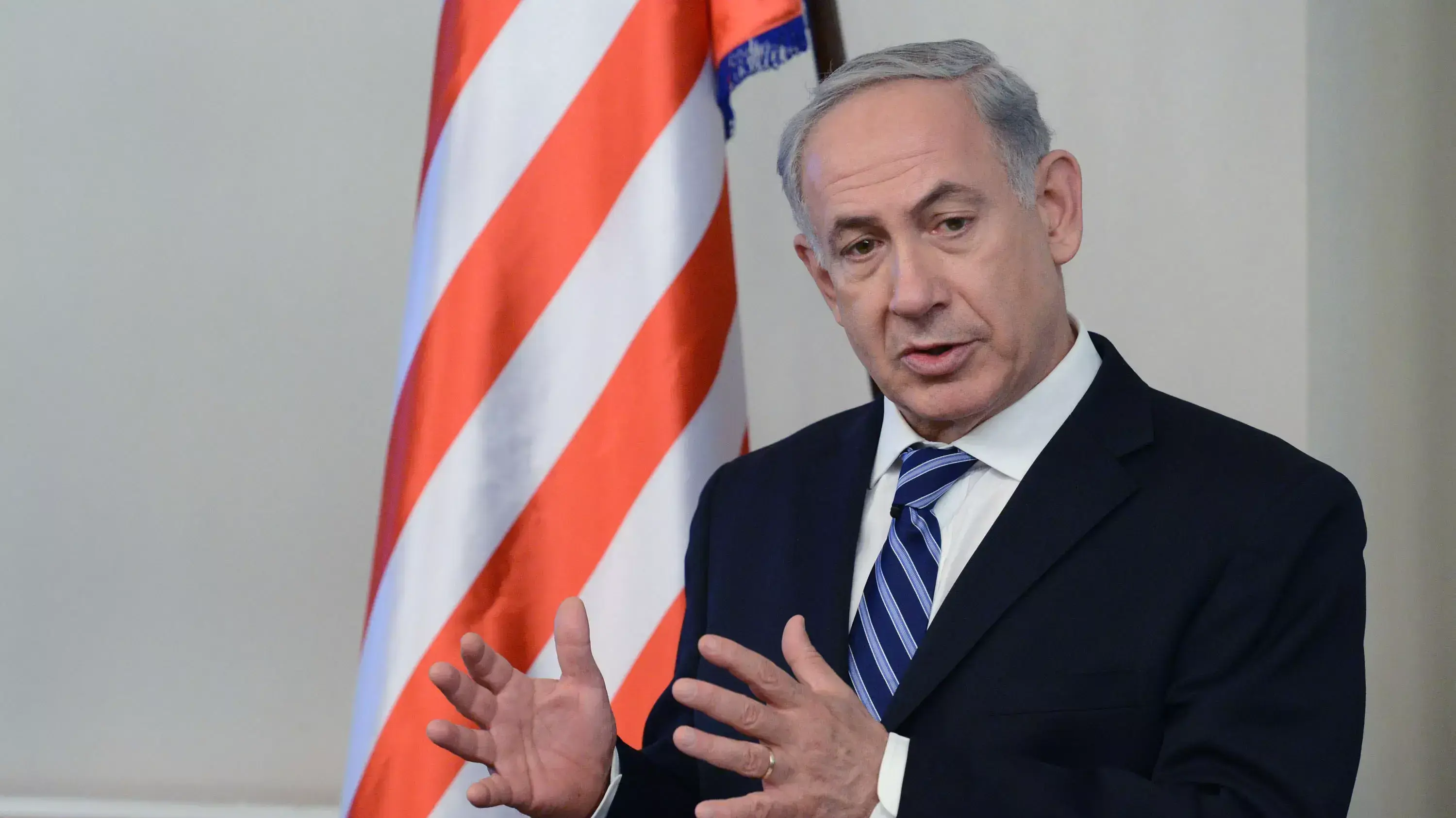 ראש הממשלה נושא הצהרה במהלך פגישה עם חברי קונגרס אמריקאי. אוגוסט 2013 ראש הממשלה נושא הצהרה במהלך פגישה עם חברי קונגרס אמריקאי. אוגוסט 2013