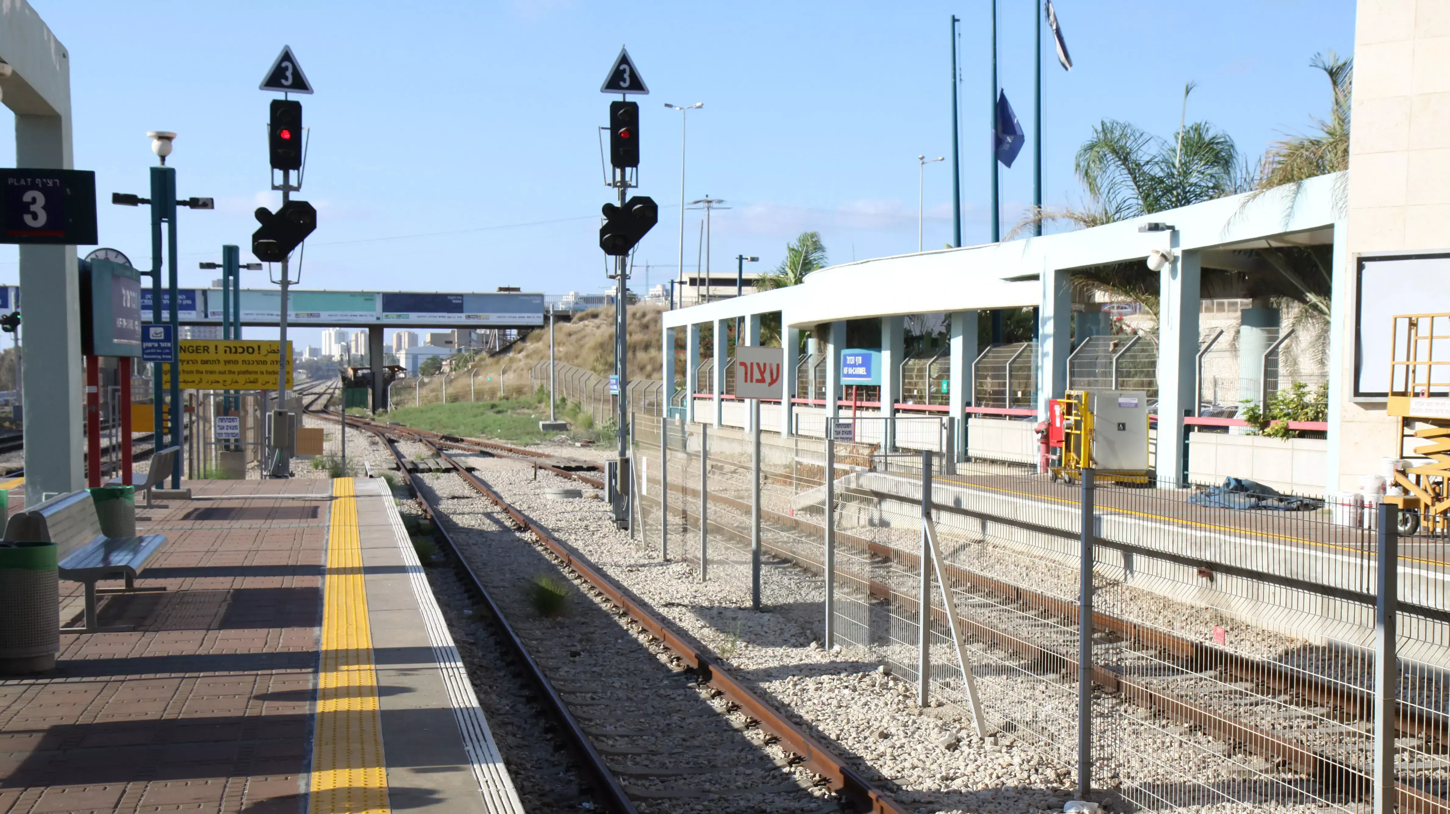 רציף של רכבת מבוטלת בתחנת חוף הכרמל, אוגוסט 2013 רציף של רכבת מבוטלת בתחנת חוף הכרמל, אוגוסט 2013