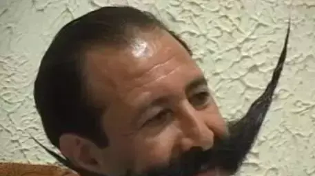 מאליכ מוחמד חאן אפרידי מפקיסטן שקיבל איומים לחייו בגלל שפמו. אוגוסט 2013 מאליכ מוחמד חאן אפרידי מפקיסטן שקיבל איומים לחייו בגלל שפמו. אוגוסט 2013