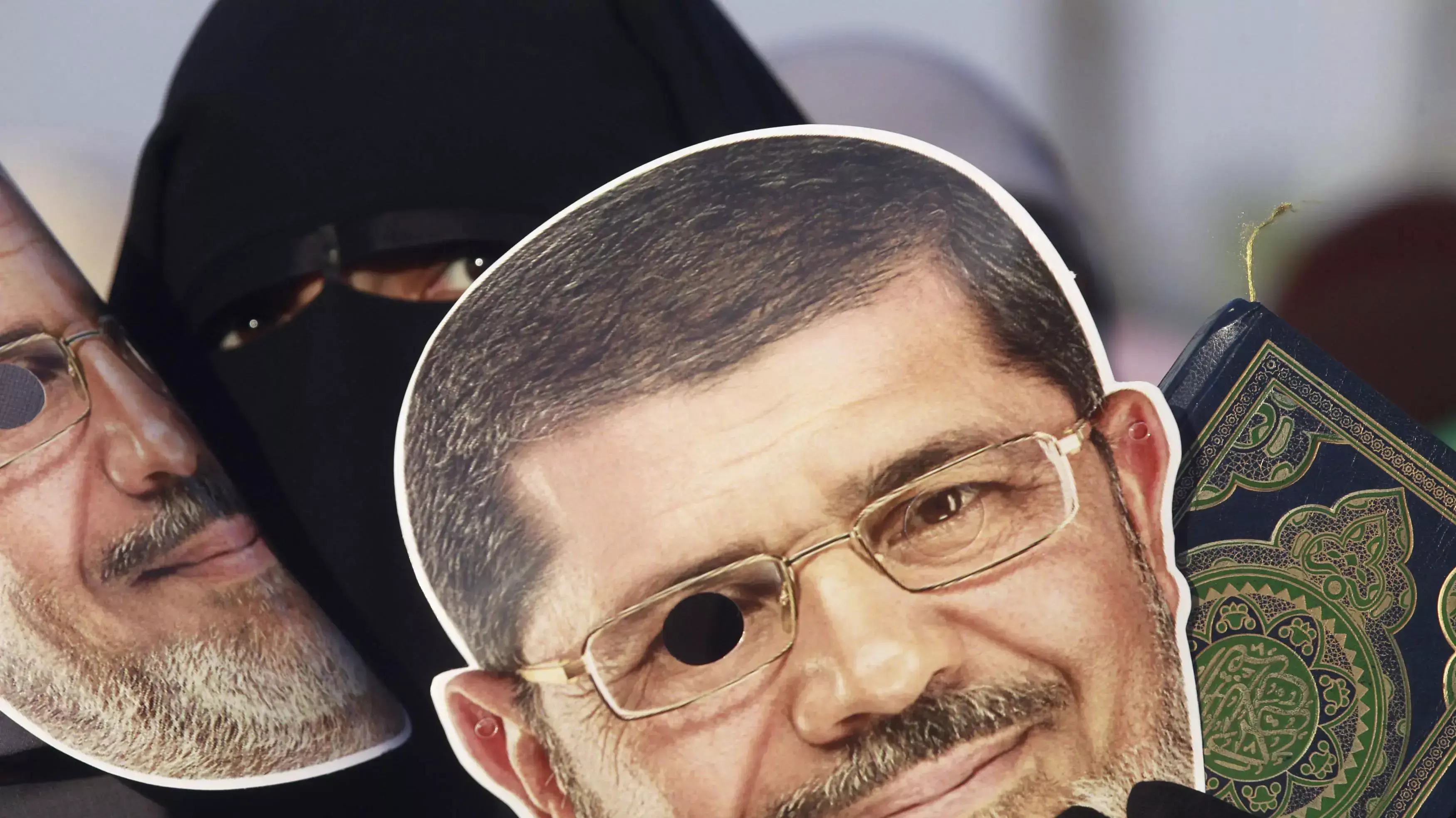 תומכי מוחמד מורסי מתבצרים ליד מסגד ראבעה אל-עדוויה. קהיר, אוגוסט 2013 תומכי מוחמד מורסי מתבצרים ליד מסגד ראבעה אל-עדוויה. קהיר, אוגוסט 2013