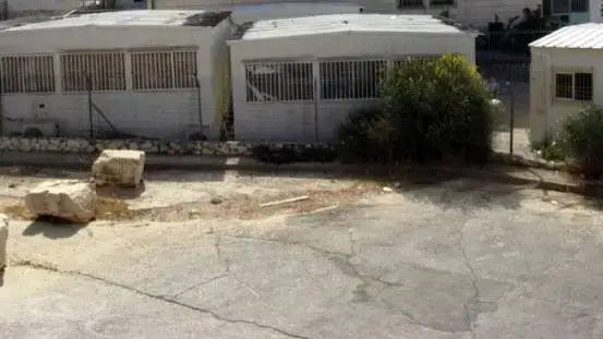 קרוואנים בבית ספר בשכונת רמות קרוואנים בבית ספר בשכונת רמות