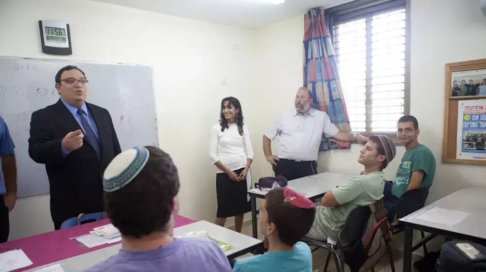 שי פירון שר החינוך פותח את שנת הלימודים בישיבה שבה היה רב שי פירון שר החינוך פותח את שנת הלימודים בישיבה שבה היה רב