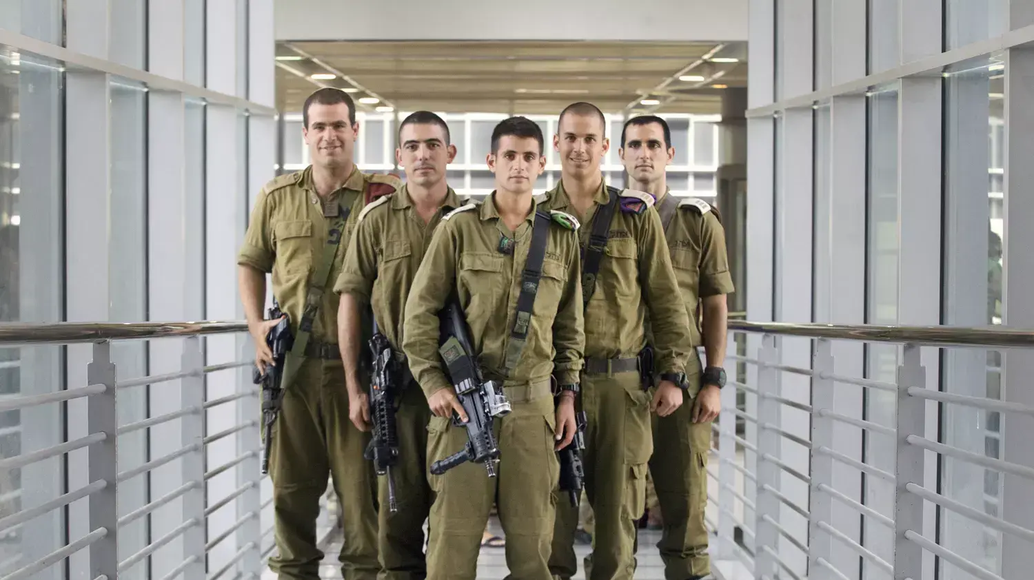חמשת מפקדי פלוגות של חטיבות החי"ר בצה"ל :חטיבת הנח"ל סרן עומרי סנייר, חטיבת כפיר רס"ן ברוך רם, חטיבת גבעתי סרן נווה פפר, חטיבת גולני סרן אפרים תהילה, חטיבת הצנחנים סרן שמר אביב. חמשת מפקדי פלוגות של חטיבות החי"ר בצה"ל :חטיבת הנח"ל סרן עומרי סנייר, חטיבת כפיר רס"ן ברוך רם, חטיבת גבעתי סרן נווה פפר, חטיבת גולני סרן אפרים תהילה, חטיבת הצנחנים סרן שמר אביב.