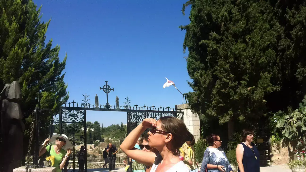 ענת קם מטיילת בירושלים במהלך חופשה מהכלא, ספטמבר 2013 ענת קם מטיילת בירושלים במהלך חופשה מהכלא, ספטמבר 2013