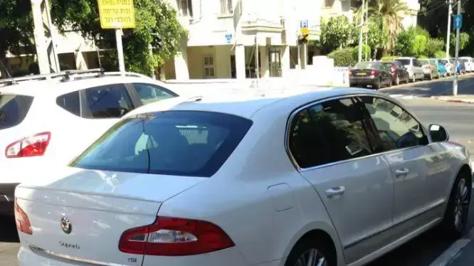 תמונה של מכוניתו של ראש עיריית תל אביב, רון חולדאי, חונה באדום-לבן, שהעלה ח"כ ניצן הורוביץ לפייסבוק תמונה של מכוניתו של ראש עיריית תל אביב, רון חולדאי, חונה באדום-לבן, שהעלה ח"כ ניצן הורוביץ לפייסבוק