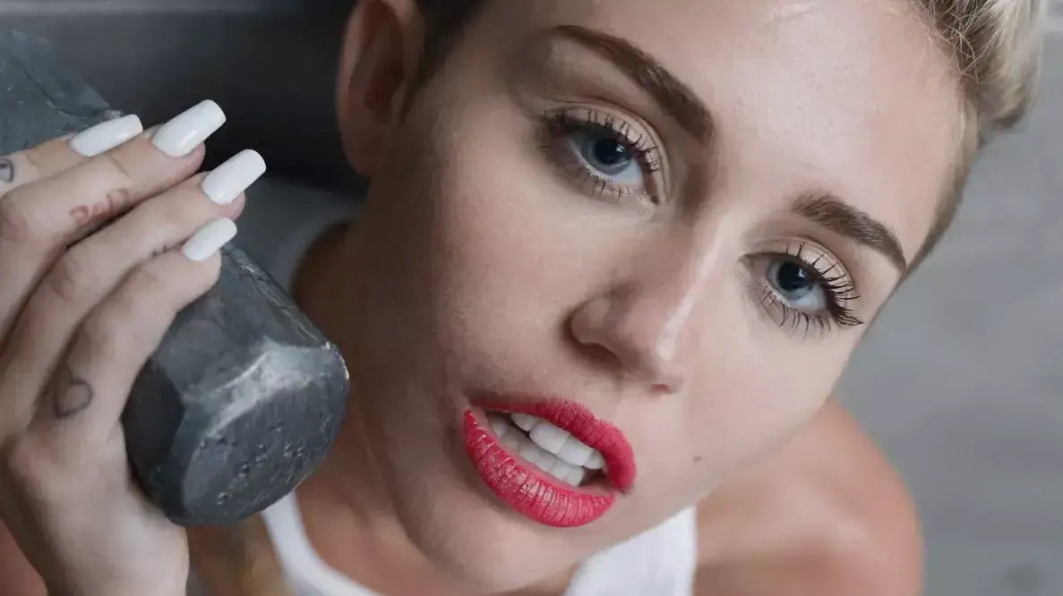 מיילי סיירוס בקליפ "wrecking ball" מיילי סיירוס בקליפ "wrecking ball"