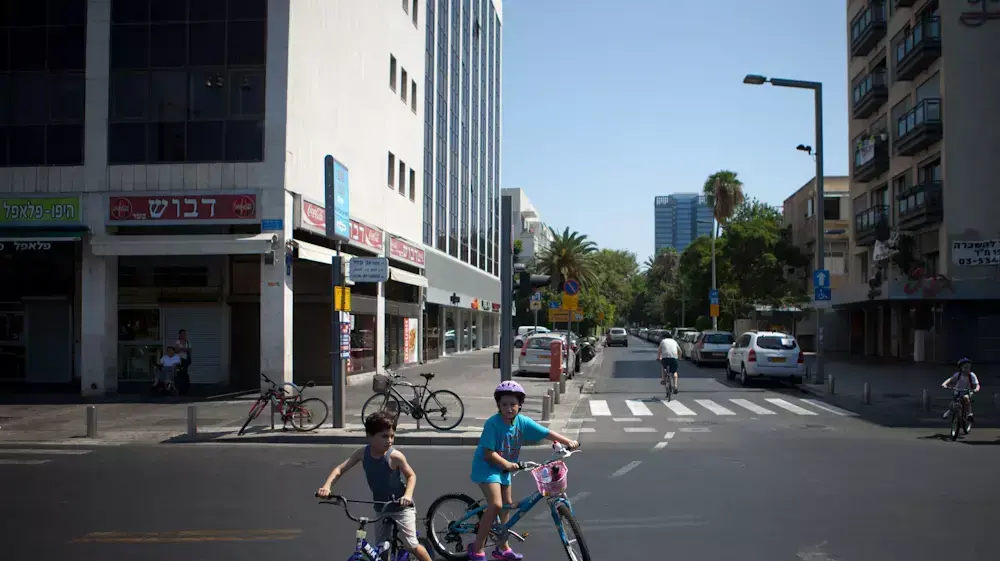 מטיילים ברחובות תל אביב ביום הכיפורים 14 בספטמבר 2013 מטיילים ברחובות תל אביב ביום הכיפורים 14 בספטמבר 2013