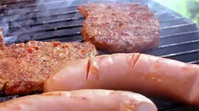 נקניקיות ובשר על האש נקניקיות ובשר על האש