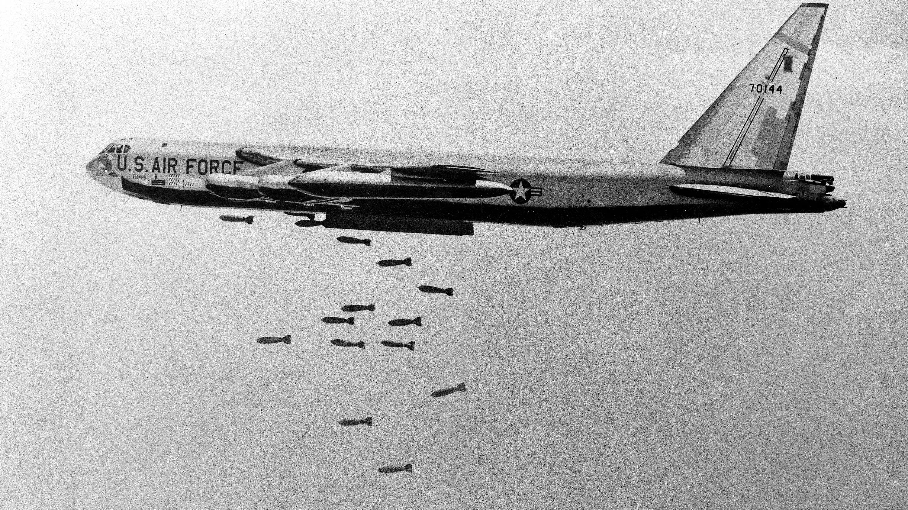 מפציץ B-52 בשנת 1965 מפציץ B-52 בשנת 1965
