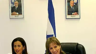 שרת החינוך התרבות והספורט לימור לבנת ורונית תירוש ( צילום : באובאו ) שרת החינוך התרבות והספורט לימור לבנת ורונית תירוש ( צילום : באובאו )