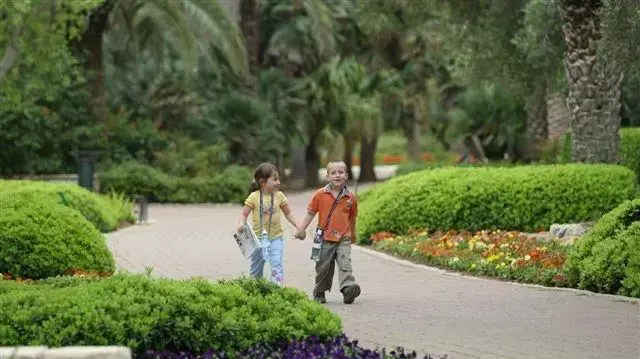 ילדים מטייל בגני רמת הנדיב זכרון יעקב ילדים מטייל בגני רמת הנדיב זכרון יעקב