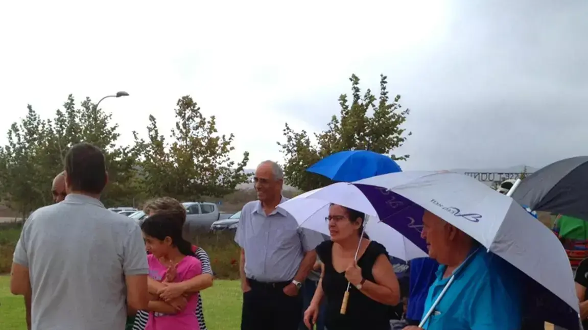 מטיילים עם מטריות בכפר הנופש "נופי גולן" בחג הסוכות, 21 בספטמבר 2013 מטיילים עם מטריות בכפר הנופש "נופי גולן" בחג הסוכות, 21 בספטמבר 2013
