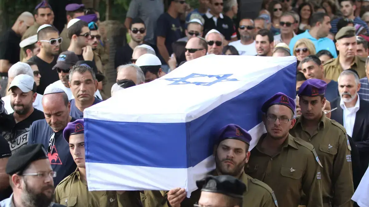 אלפים הגיעו ללווייתו של גל קובי בבית העלמין הצבאי בחיפה אלפים הגיעו ללווייתו של גל קובי בבית העלמין הצבאי בחיפה