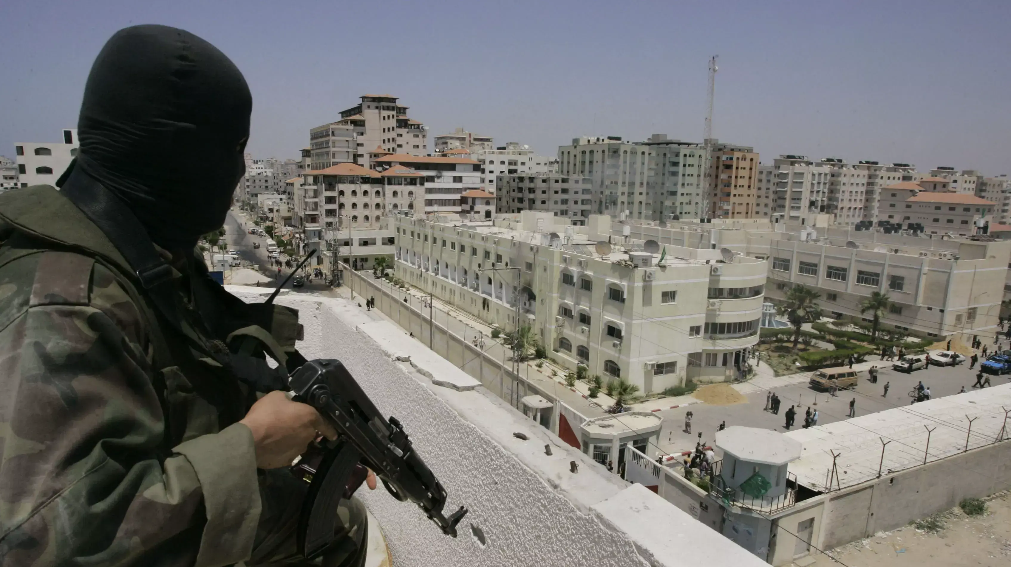 פעיל חמאס על גג מבנה הביטחון המסכל הפלסטיני ברצועת עזה פעיל חמאס על גג מבנה הביטחון המסכל הפלסטיני ברצועת עזה