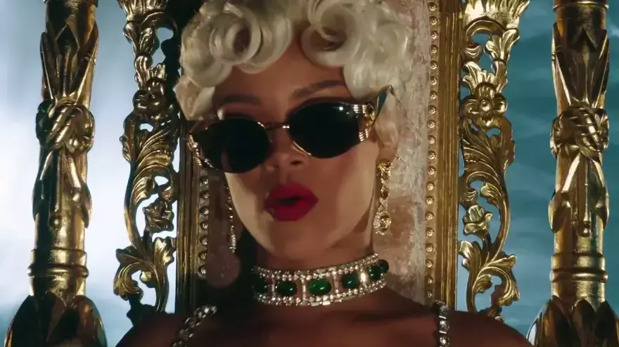 ריהאנה בקליפ "Pour It Up" ריהאנה בקליפ "Pour It Up"