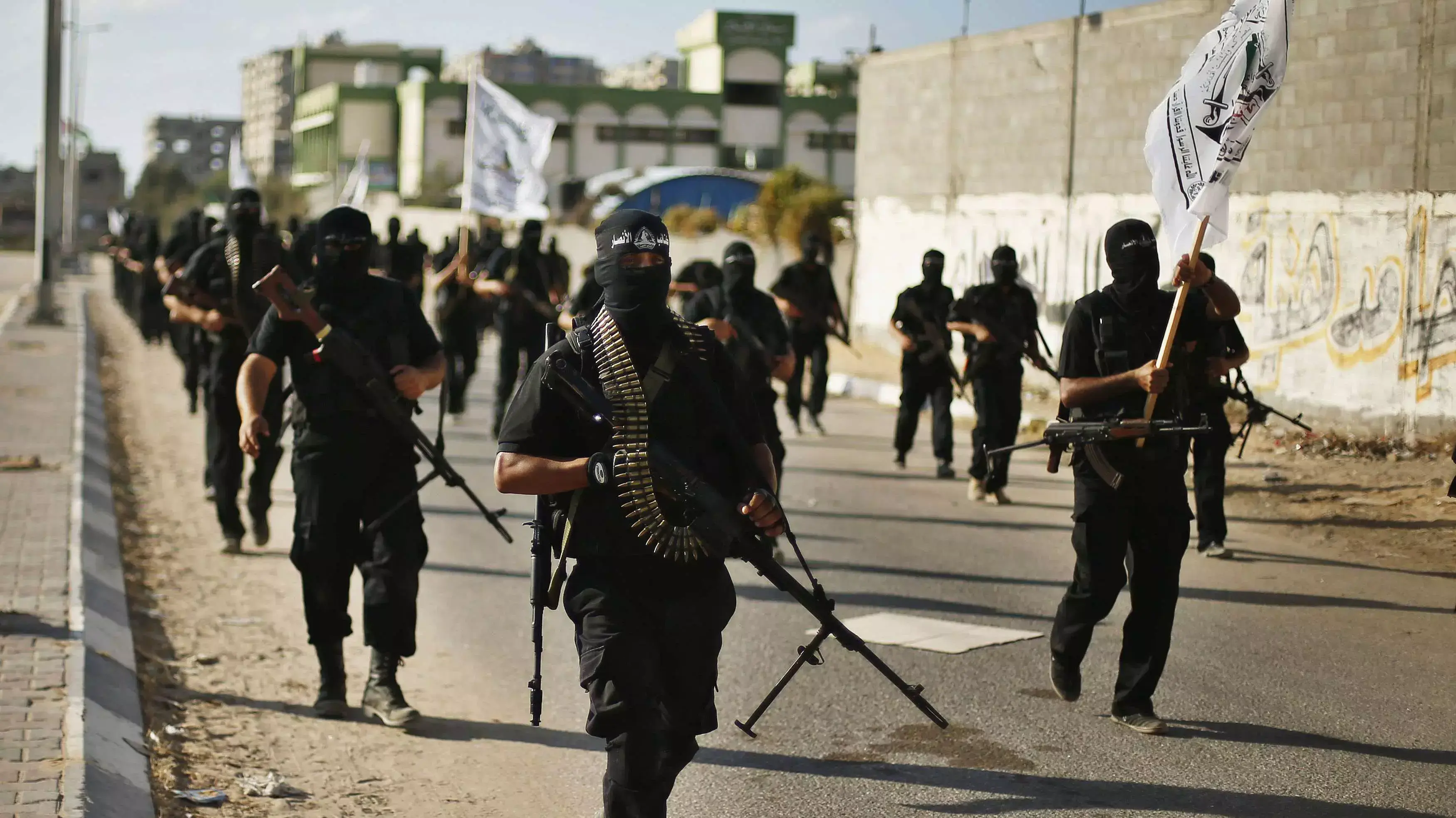 חמושים צועדים בעזה במהלך הגפנה נגד ישראל. ספטמבר 2013 חמושים צועדים בעזה במהלך הגפנה נגד ישראל. ספטמבר 2013
