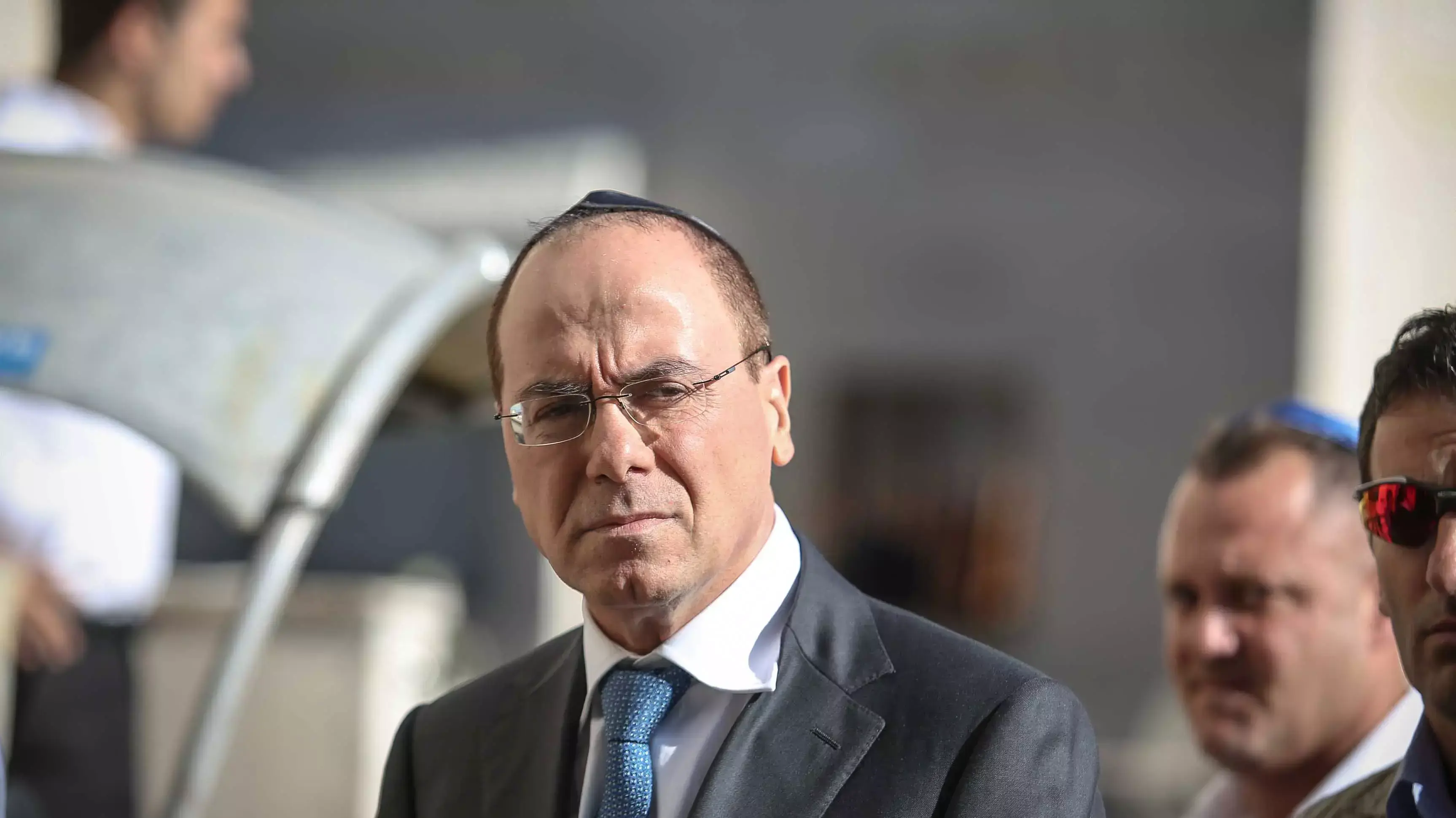 סילבן שלום מגיע לניחום אבלים בבית הרב, אוקטובר 2013 סילבן שלום מגיע לניחום אבלים בבית הרב, אוקטובר 2013