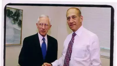 פגישת השר אולמרט עם הנגיד סטנלי פישר ( צלם : מוטי רוזיצקי ) פגישת השר אולמרט עם הנגיד סטנלי פישר ( צלם : מוטי רוזיצקי )