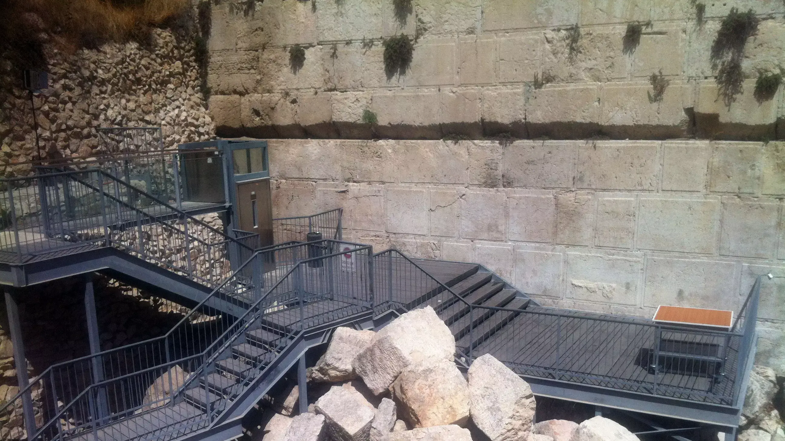 עבירות בנייה בקשת רובינסון, המדרגות למתחם של הרפורמים עבירות בנייה בקשת רובינסון, המדרגות למתחם של הרפורמים