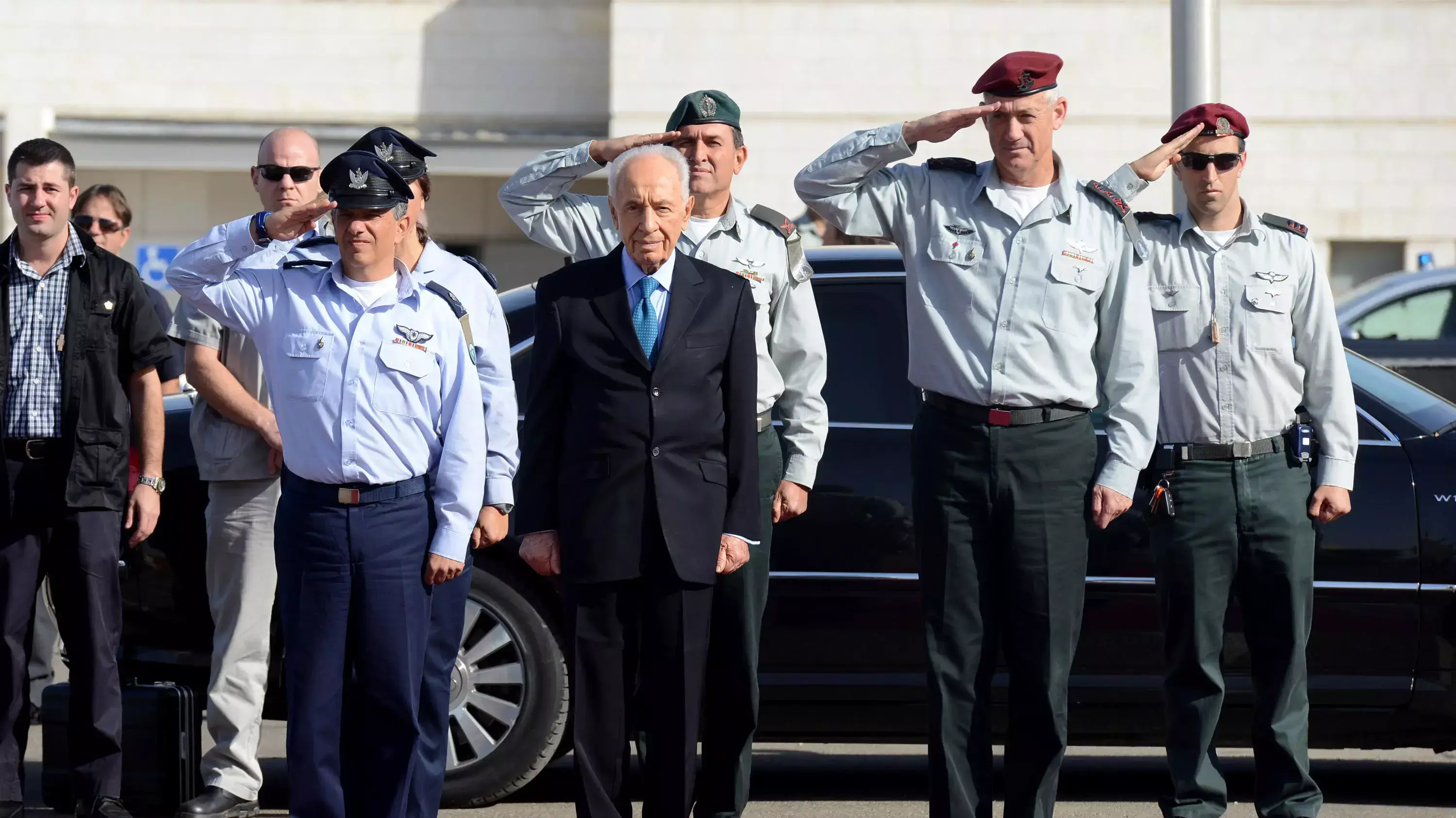 נשיא המדינה בסיור צבאי בבסיס חיל האוויר בפלמחים יחד עם הרמטכ"ל ומפקד חיל-האוויר נשיא המדינה בסיור צבאי בבסיס חיל האוויר בפלמחים יחד עם הרמטכ"ל ומפקד חיל-האוויר