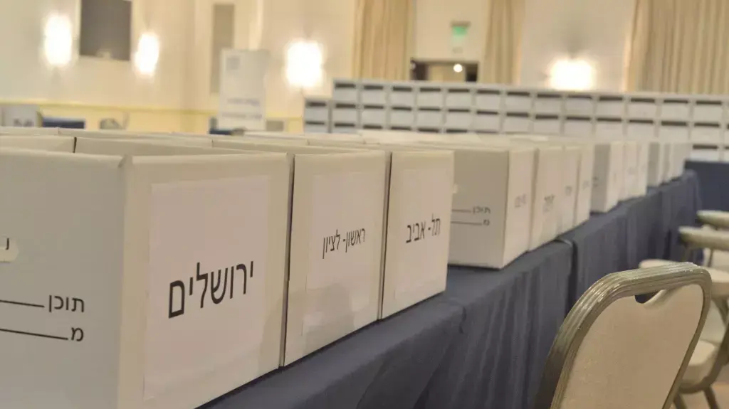 בחירות מקומיות-חדר מצב של משרד הפנים בכפר המכבייה עם סגירת הקלפיות, אוקטובר 2013 בחירות מקומיות-חדר מצב של משרד הפנים בכפר המכבייה עם סגירת הקלפיות, אוקטובר 2013