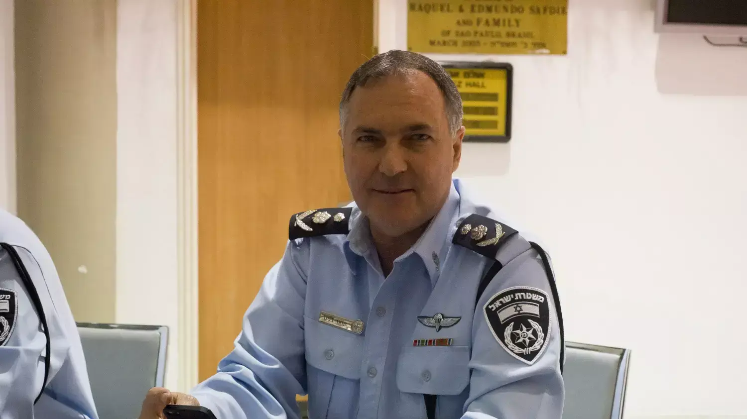 מפכ"ל המשטרה יוחנן דנינו בחדר המצב של משרד הפנים, בכפר המכביה. מפכ"ל המשטרה יוחנן דנינו בחדר המצב של משרד הפנים, בכפר המכביה.
