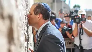 ניר ברקת בכותל יום אחרי שניצח בבחירות לראשות העיר ירושלים ניר ברקת בכותל יום אחרי שניצח בבחירות לראשות העיר ירושלים