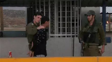 נער פלסטיני שנתפס עם מטענים במחסום חווארה נער פלסטיני שנתפס עם מטענים במחסום חווארה