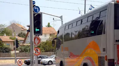 רמזורים ואוטובוסים ( טל קירשנבאום ) רמזורים ואוטובוסים ( טל קירשנבאום )