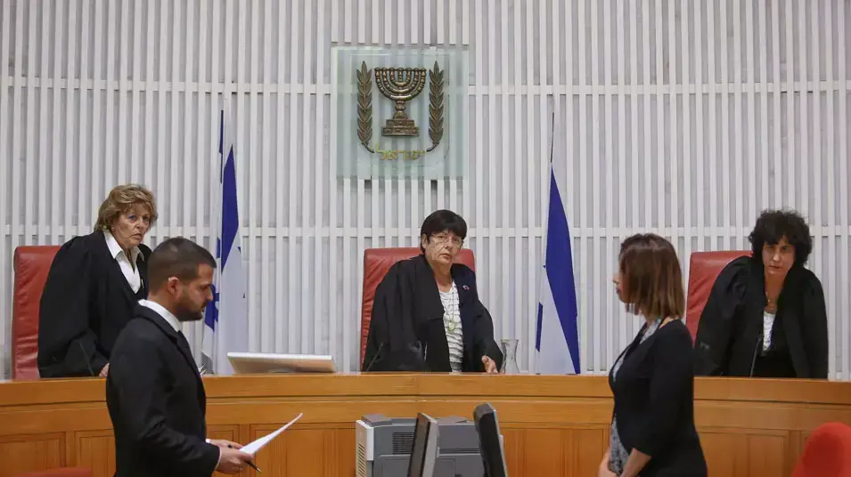 השופטות (ימין לשמאל): דפנה ברק ארז, מרים נאור ועדנה ארבל בעתירה של ארגון אלמגור נגד שחרור אסירים ביטחוניים השופטות (ימין לשמאל): דפנה ברק ארז, מרים נאור ועדנה ארבל בעתירה של ארגון אלמגור נגד שחרור אסירים ביטחוניים