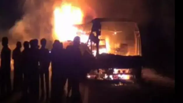 אוטובוס שעלה באש אחרי תאונת דרכים במדינת אנדרה פראדש. הודו, אוקטובר 2013 אוטובוס שעלה באש אחרי תאונת דרכים במדינת אנדרה פראדש. הודו, אוקטובר 2013