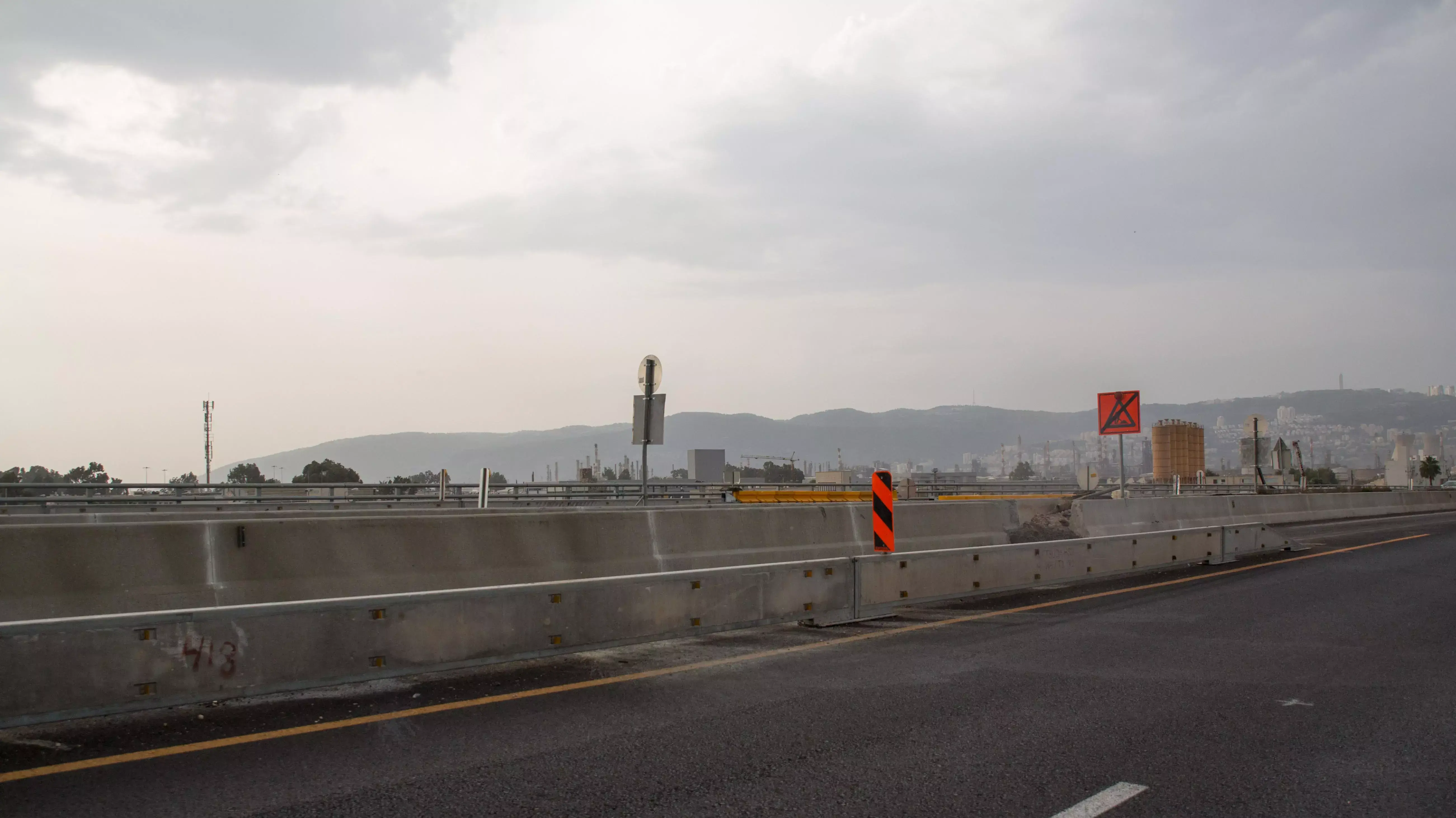גשר בכביש עוקף קריות שנפתח רק לפני שנה שקע, אוקטובר 2013 גשר בכביש עוקף קריות שנפתח רק לפני שנה שקע, אוקטובר 2013