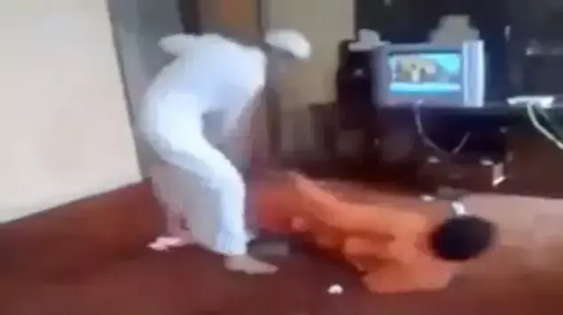 גבר סעודי מכה אדם שדיבר עם אשתו גבר סעודי מכה אדם שדיבר עם אשתו