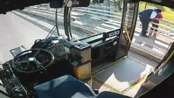 נהג אוטובוס מציל אישה שעמדה לקפוץ מגשר נהג אוטובוס מציל אישה שעמדה לקפוץ מגשר
