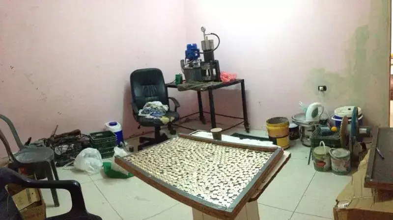 מטבעות מזויפים של עשרה שקלים שנתפסו במתחם של ארגון הפשיעה של משפחת ג'רושי ברמלה מטבעות מזויפים של עשרה שקלים שנתפסו במתחם של ארגון הפשיעה של משפחת ג'רושי ברמלה