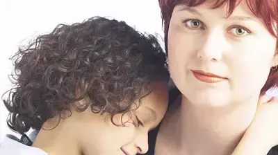 צילום אילוסטרציה חיבוק הורים הורה ילד צילום אילוסטרציה חיבוק הורים הורה ילד