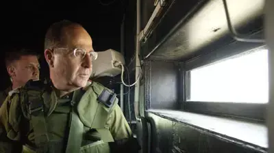 משה בוגי יעלון נפרק מהפיקודים בצהל משה בוגי יעלון נפרק מהפיקודים בצהל