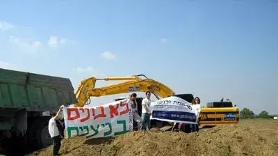 פעילי מגמה ירוקה עוצרים עבודות לא חוקיות של משרד הביטחון באזור ניצנים (אסף שמואלי) פעילי מגמה ירוקה עוצרים עבודות לא חוקיות של משרד הביטחון באזור ניצנים (אסף שמואלי)