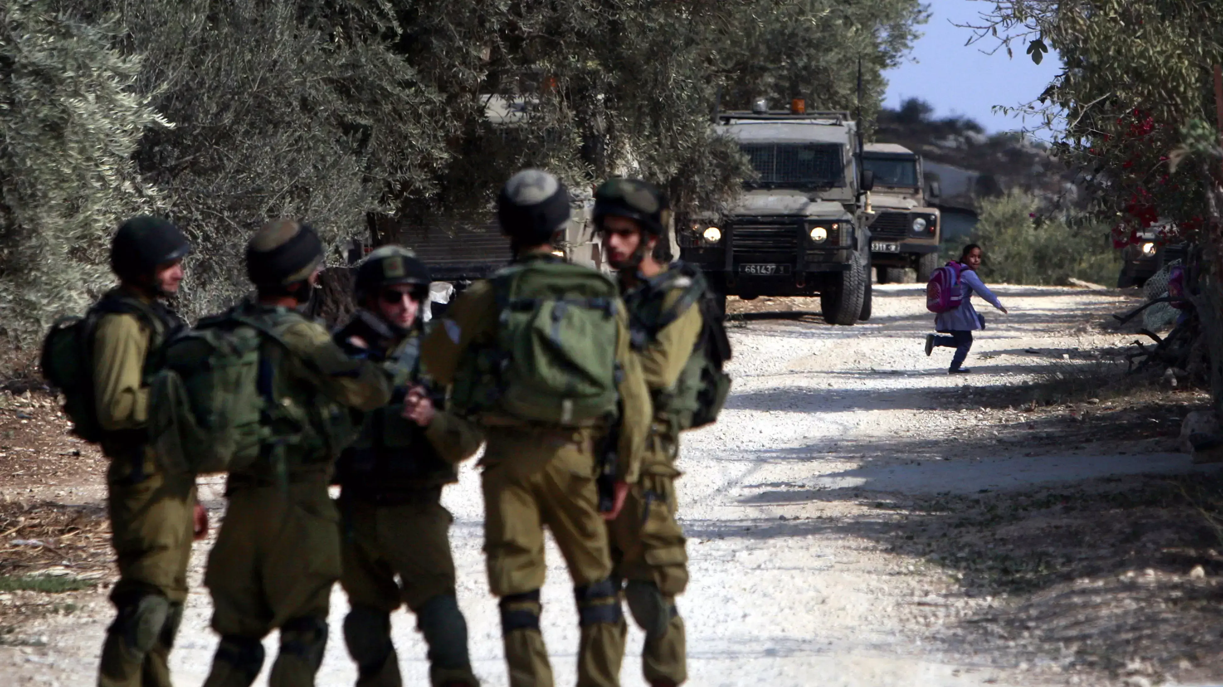 חיילי צה"ל פושטים על הכפר בג'נין בו מתגורר הפלסטיני שרצח את עדן אטיאס, 13 בנובמבר 2013 חיילי צה"ל פושטים על הכפר בג'נין בו מתגורר הפלסטיני שרצח את עדן אטיאס, 13 בנובמבר 2013