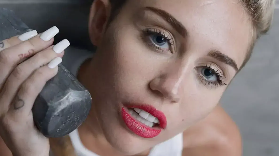 מיילי סיירוס בקליפ "wrecking ball" מיילי סיירוס בקליפ "wrecking ball"