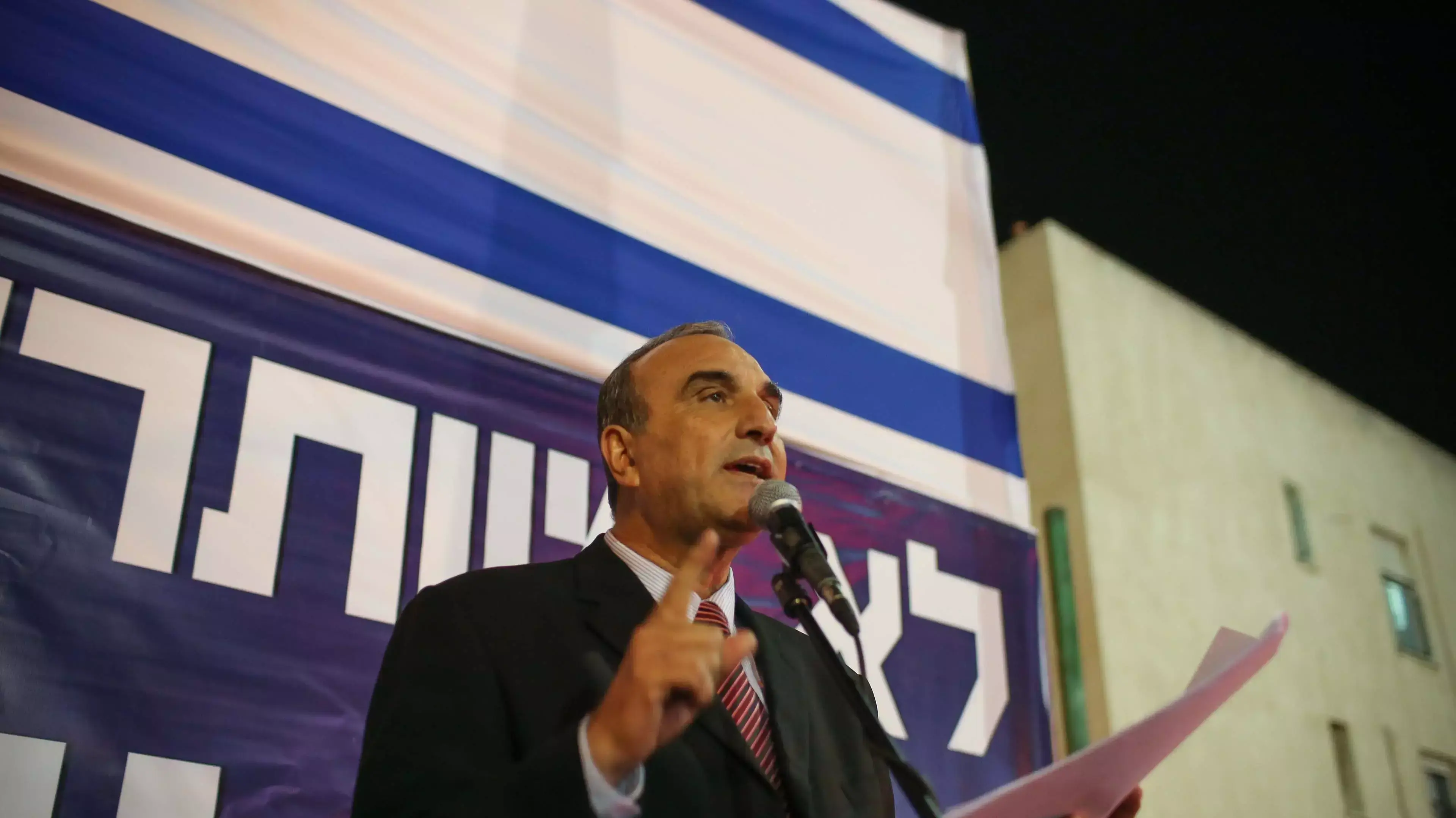 אלי כהן, המועמד החילוני שהפסיד בבחירות האחרונות, בהפגנה של הקהילה הגאה נגד ראש העיר של בית שמש, נובמבר 2013