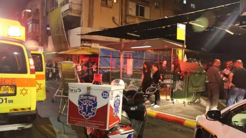 זירת תאונה בה נהרג הולך רגל שנדרס על ידי אוטובוס, רחוב לוינסקי, תל אביב, 14 בנובמבר 2013 זירת תאונה בה נהרג הולך רגל שנדרס על ידי אוטובוס, רחוב לוינסקי, תל אביב, 14 בנובמבר 2013