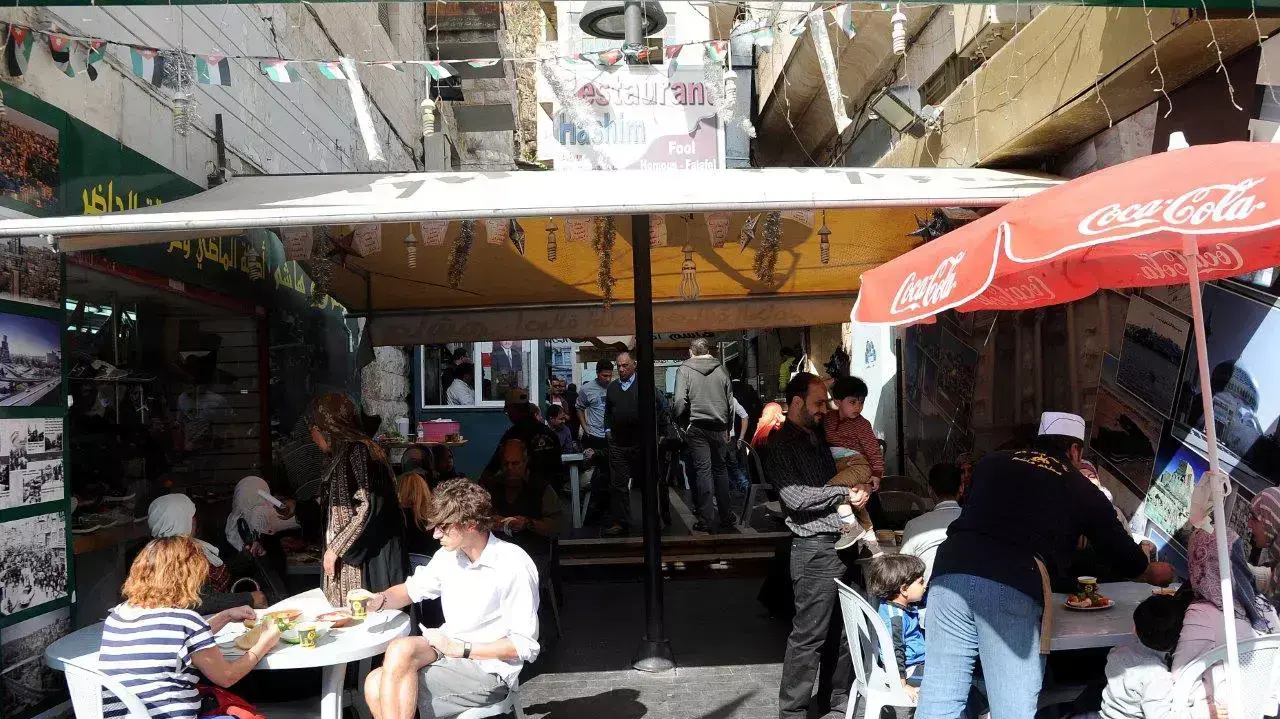 עמאן בירת ירדן במהלך השבוע של משחק הכדורגל נגד נבחרת אורוגוואי עמאן בירת ירדן במהלך השבוע של משחק הכדורגל נגד נבחרת אורוגוואי