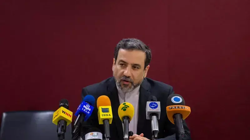 סגן שר החוץ של איראן עבאס עראקצ'י. זנ'בה, 20 בנובמבר 2013