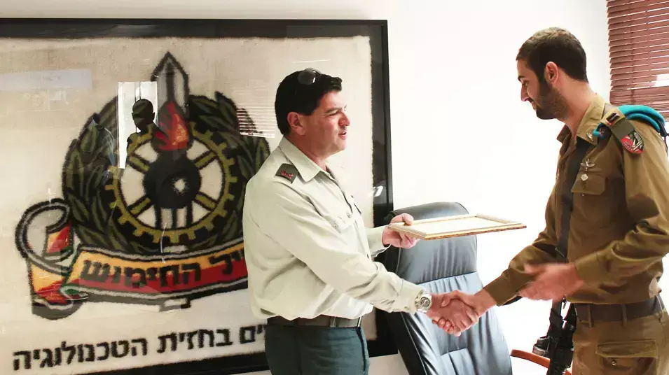 תא"ל צביקה קראוס בטקס הענקת צל"ש לחיילים שסיכלו את הפיגוע במחנה רמה, 25 בנובמבר 2013 תא"ל צביקה קראוס בטקס הענקת צל"ש לחיילים שסיכלו את הפיגוע במחנה רמה, 25 בנובמבר 2013