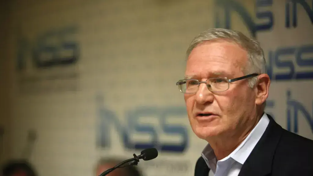 עמוס ידלין ואהוד אולמרט במרכז למחקרי ביטחון לאומי בכנס נושא ההסכם בין המעצמות ואיראן, דצמבר 2013 עמוס ידלין ואהוד אולמרט במרכז למחקרי ביטחון לאומי בכנס נושא ההסכם בין המעצמות ואיראן, דצמבר 2013