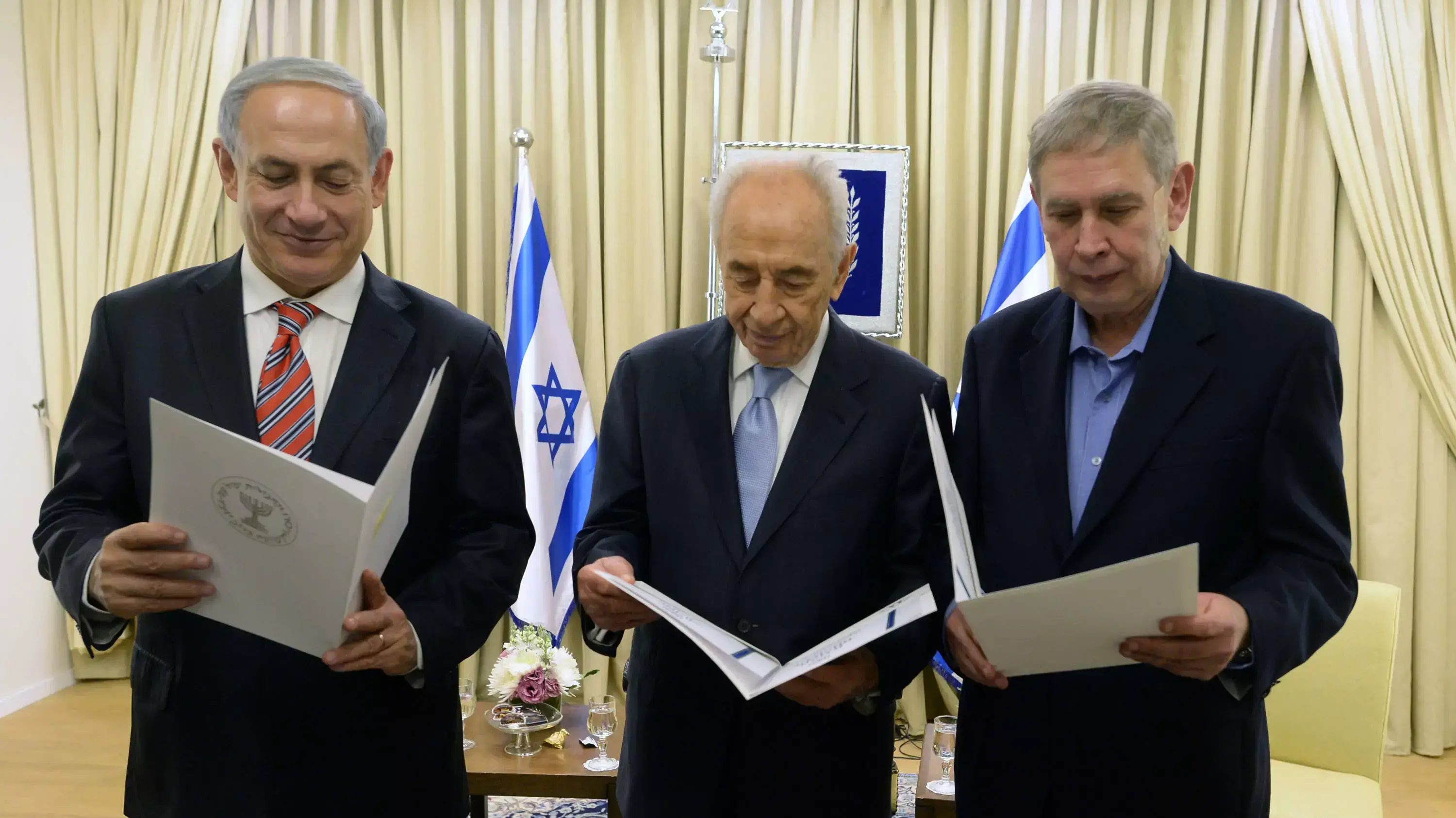 נשיא המדינה שמעון פרס, ראש הממשלה בנימין נתניהו וראש המוסד תמיר פרדו, בטקס מצטייני הנשיא וראש המוסד.דצמבר 2013 נשיא המדינה שמעון פרס, ראש הממשלה בנימין נתניהו וראש המוסד תמיר פרדו, בטקס מצטייני הנשיא וראש המוסד.דצמבר 2013