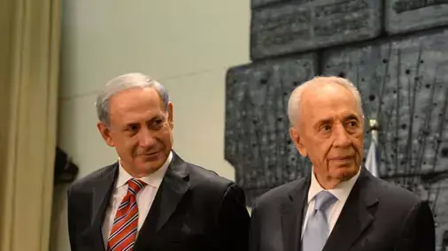 נשיא המדינה שמעון פרס, ראש הממשלה בנימין נתניהו וראש המוסד תמיר פרדו, בטקס מצטייני הנשיא וראש המוסד.דצמבר 2013 נשיא המדינה שמעון פרס, ראש הממשלה בנימין נתניהו וראש המוסד תמיר פרדו, בטקס מצטייני הנשיא וראש המוסד.דצמבר 2013